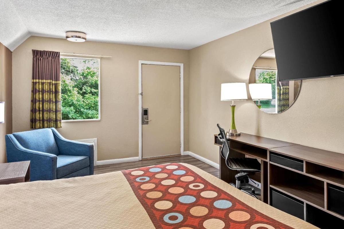 Super 8 by Wyndham Brownsburg - Housity