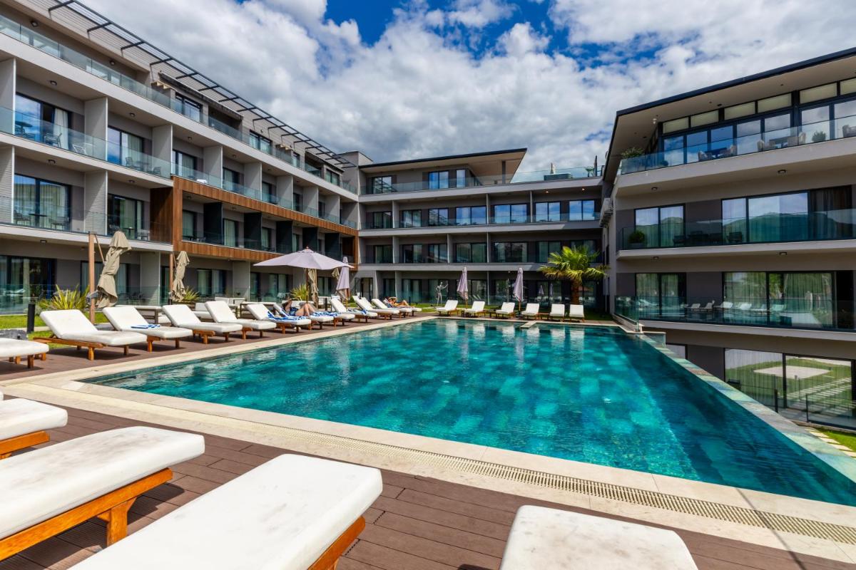 Royal Blue Resort & Residences - Housity