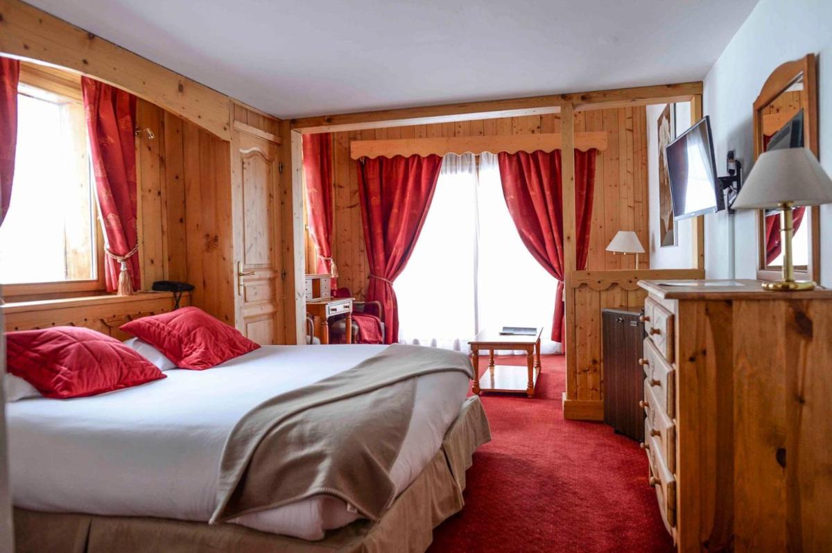Télévision ou salle de divertissement dans l'établissement Hôtel Le Jeu de Paume