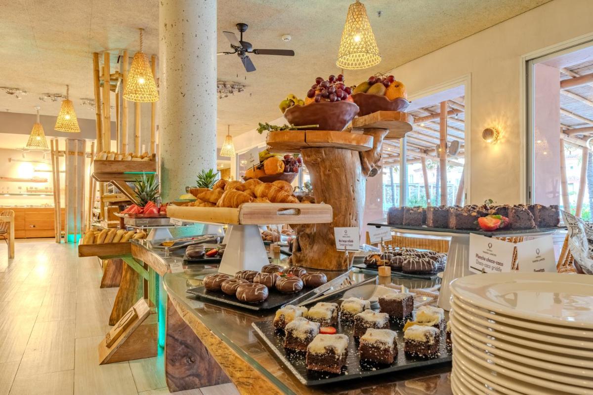 Comida en o cerca de este hotel