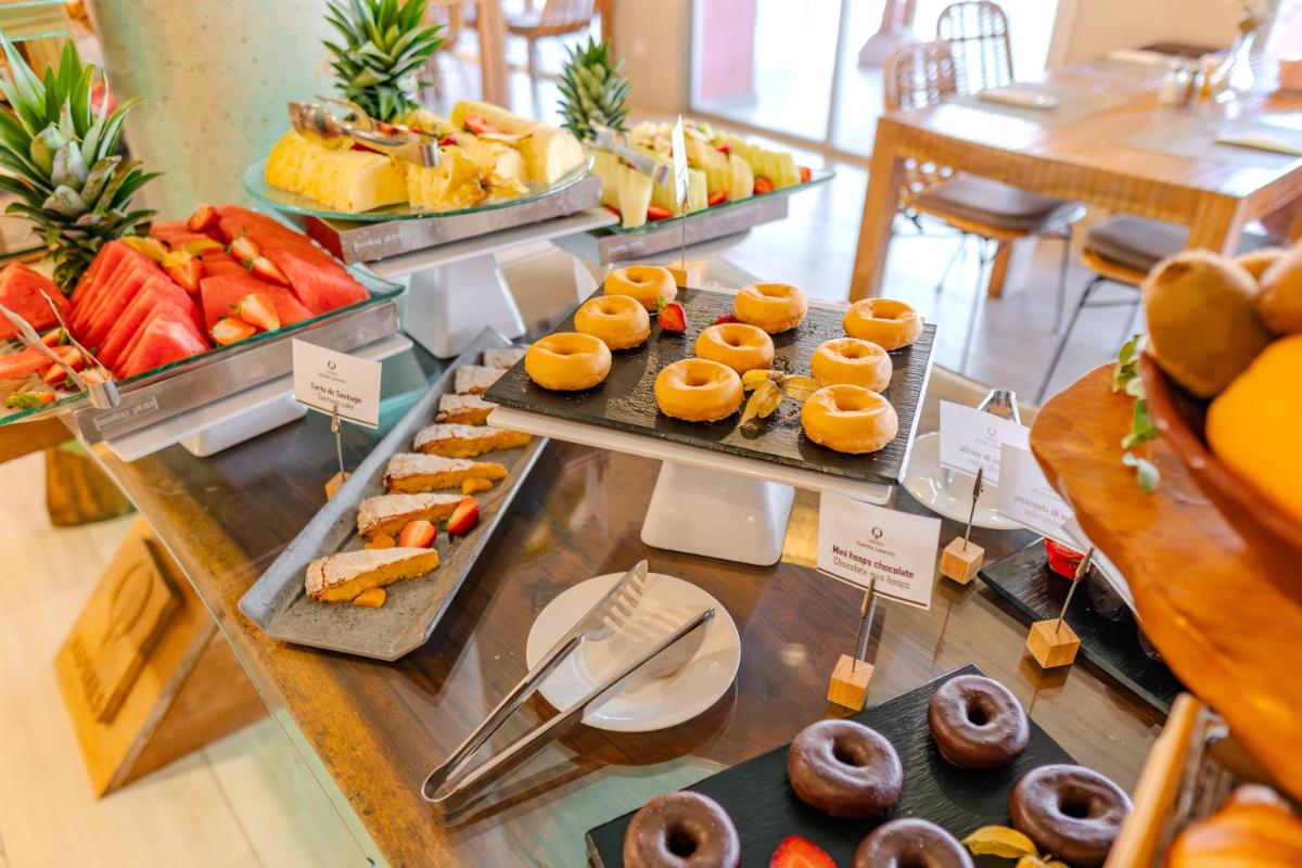 Comida en o cerca de este hotel