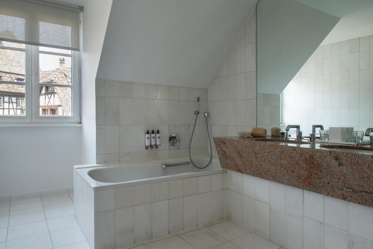 Salle de bains dans l'établissement Hotel & Spa REGENT PETITE FRANCE