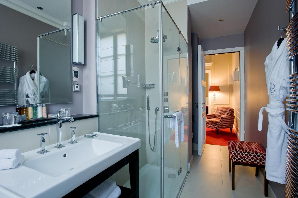 une salle de bain avec un lavabo et une douche dans l'établissement Le Burgundy Paris, à Paris