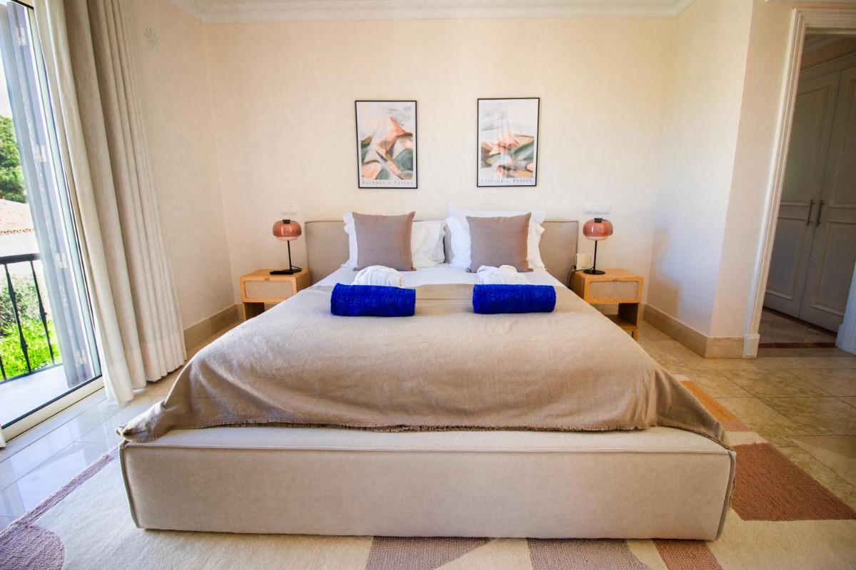 Uma cama ou camas num quarto em Dunas Douradas Beach Club