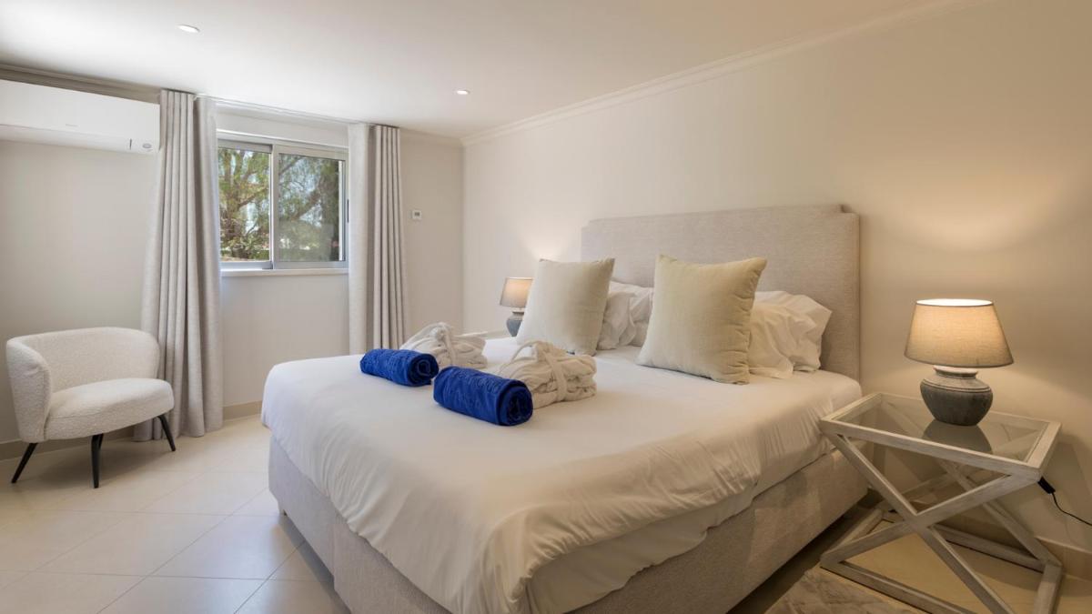 Uma cama ou camas num quarto em Dunas Douradas Beach Club