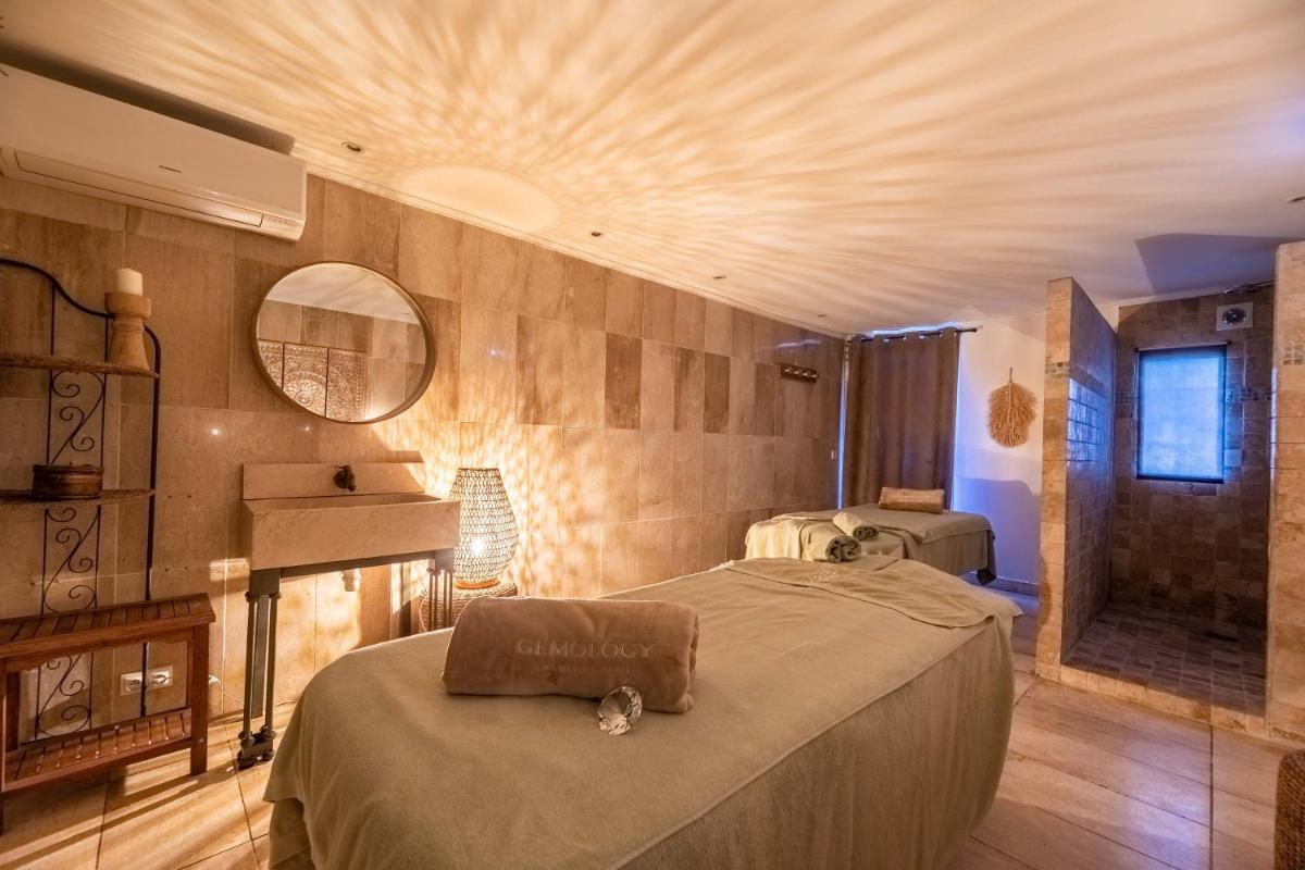 Un ou plusieurs lits dans un hébergement de l'établissement Hôtel Le Roi Théodore & Spa