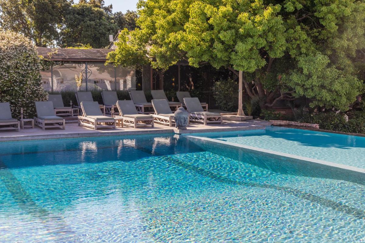 Piscine de l'établissement Hôtel Le Roi Théodore & Spa ou située à proximité