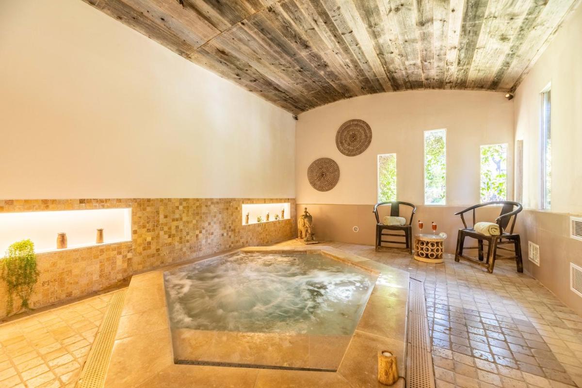 Coin salon dans l'établissement Hôtel Le Roi Théodore & Spa