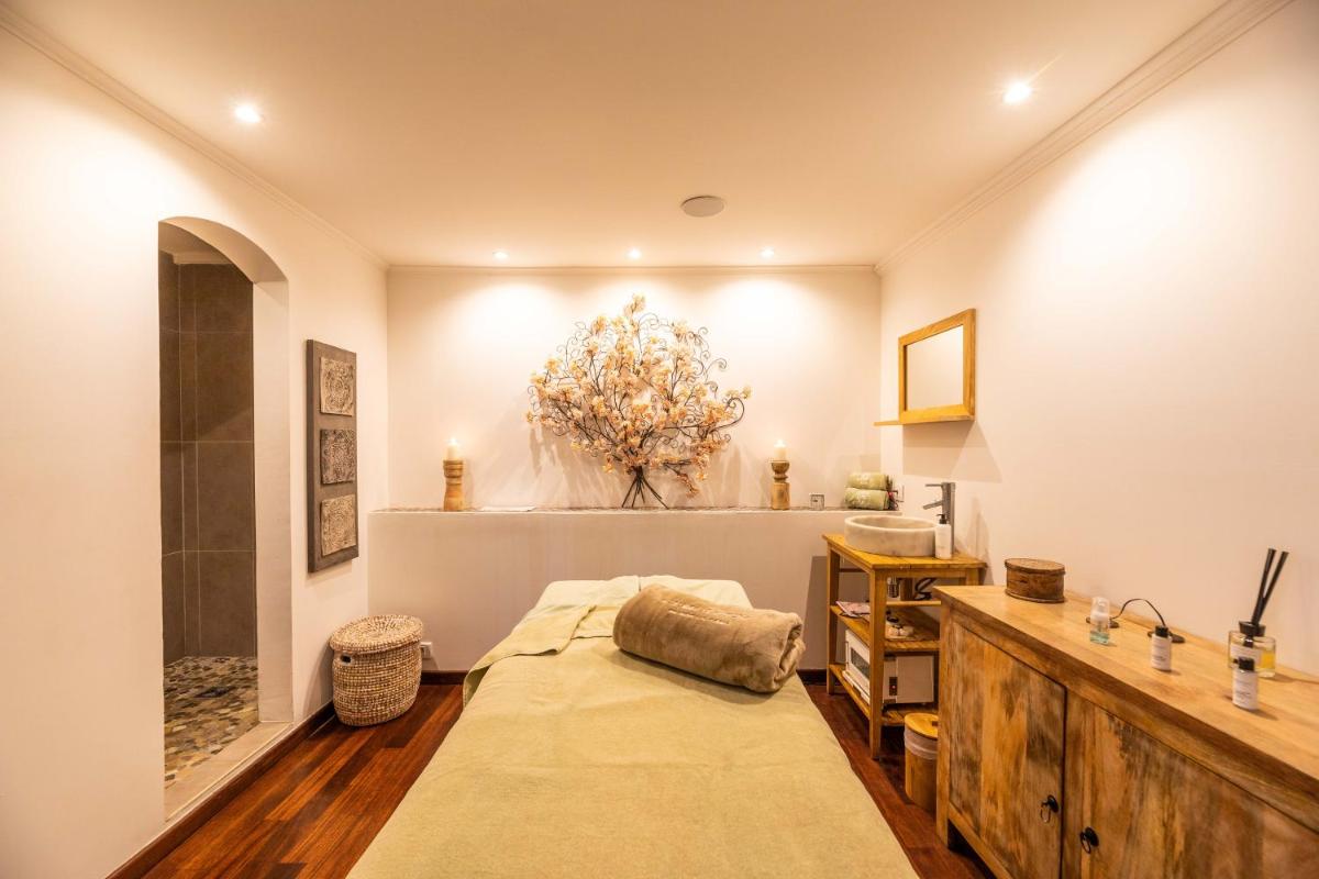 Un ou plusieurs lits dans un hébergement de l'établissement Hôtel Le Roi Théodore & Spa