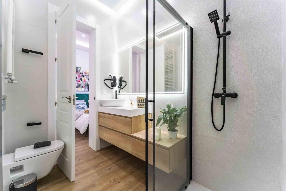 Luxury Apartment 6 Bedroom in Downtown by TuriVida - Housity