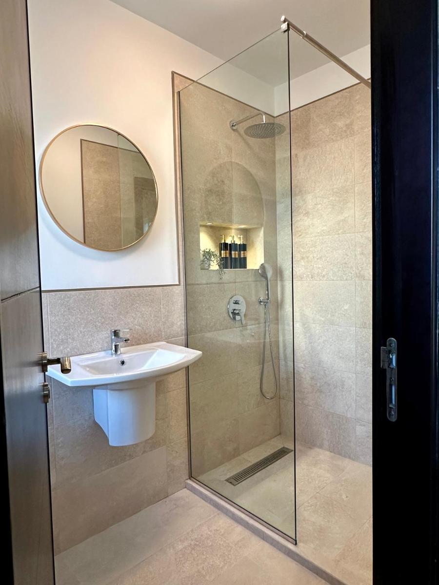 Asilah VIP Vida de Lujo ---- Vistas al mar -------- 2 Piscinas 5 minutos de Playa-----NETFLIX----- Garaje Private - Housity