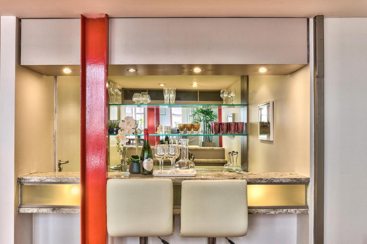 Couples Retreat, Bar, Library, 24 hour Security - Housity