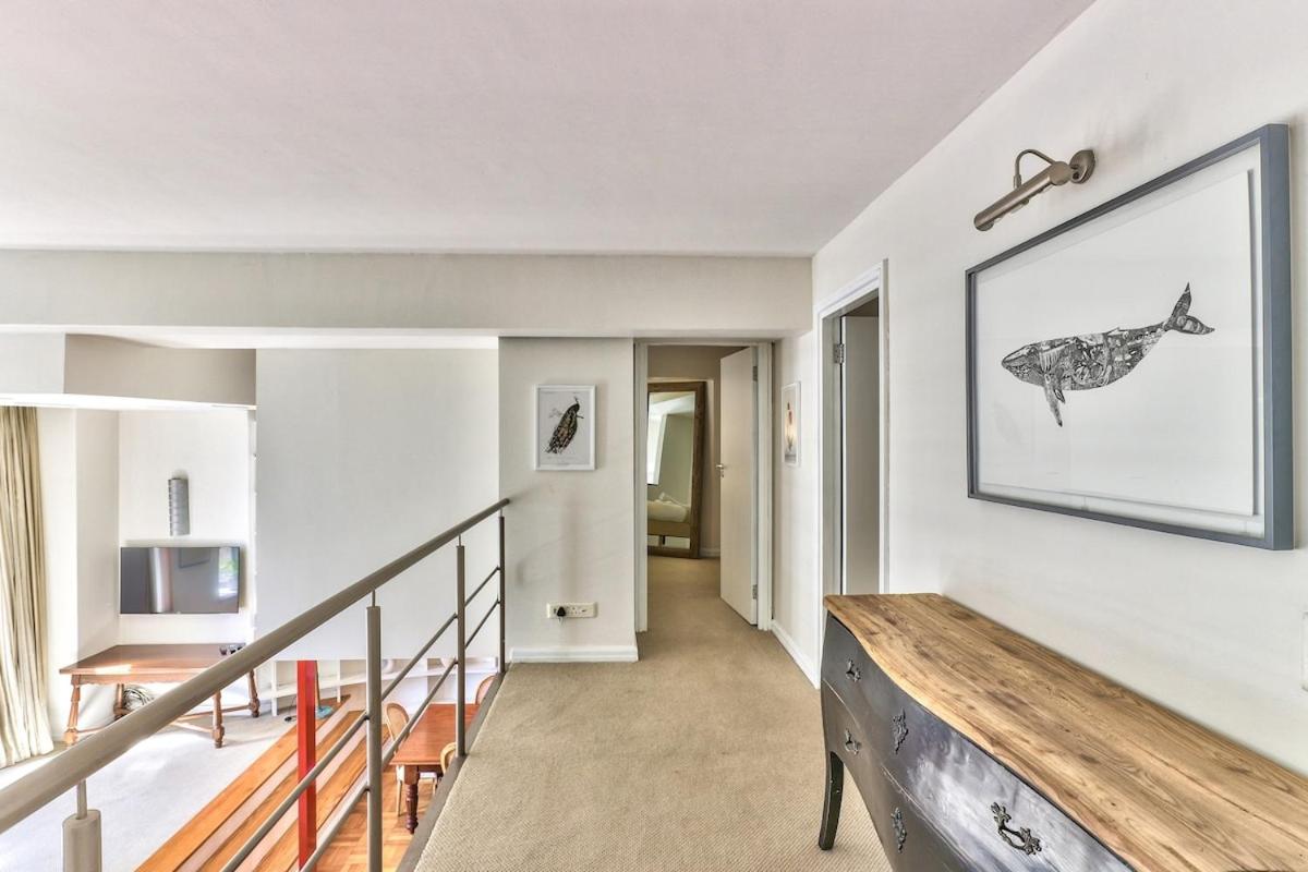Couples Retreat, Bar, Library, 24 hour Security - Housity