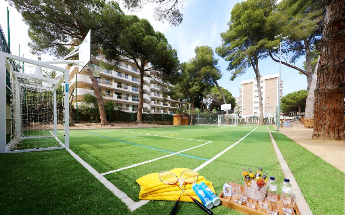Instalaciones para jugar a tenis o squash en Golden Port Salou & Spa o alrededores