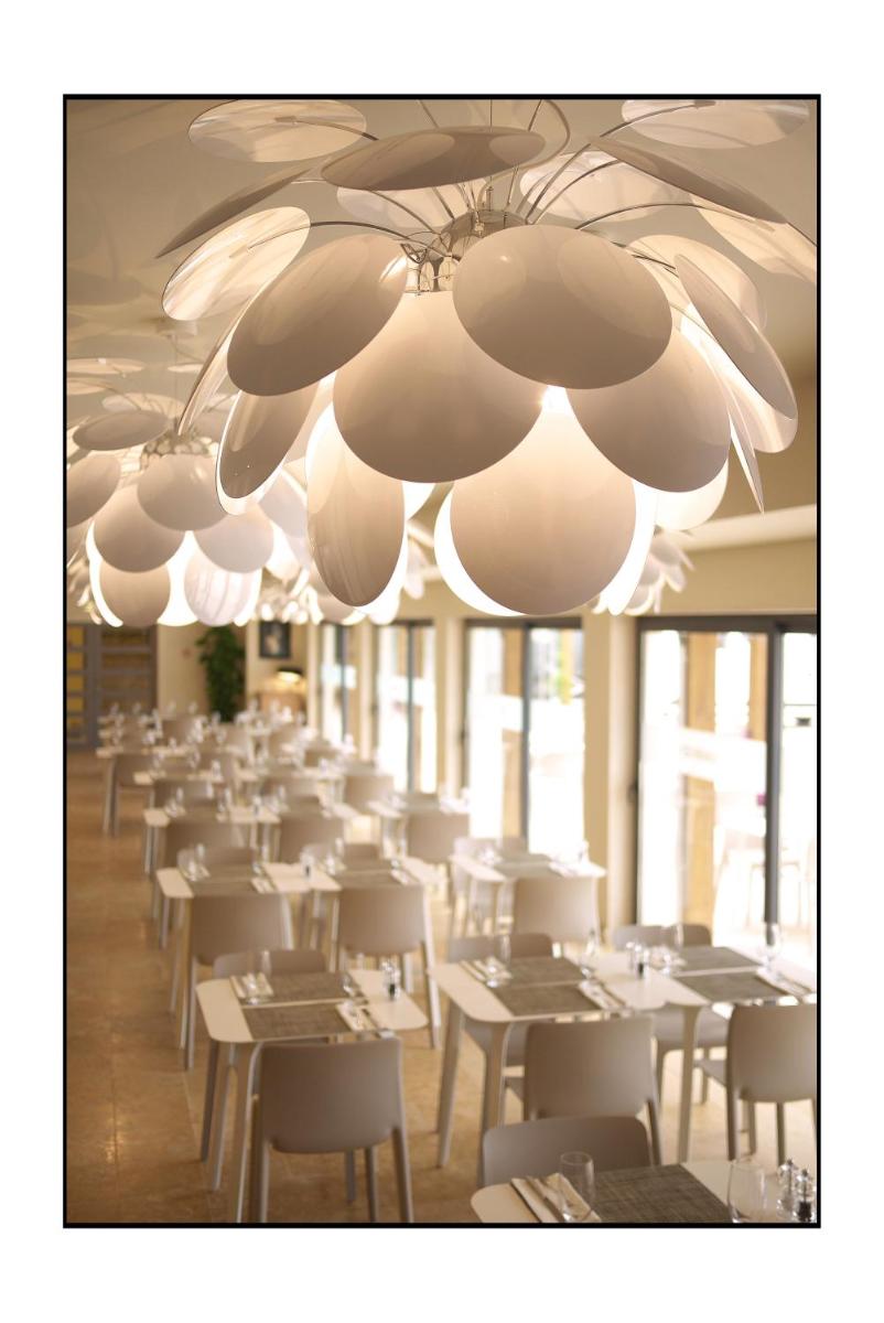 Um restaurante ou outro lugar para comer em Martinhal Sagres Beach Family Resort Hotel