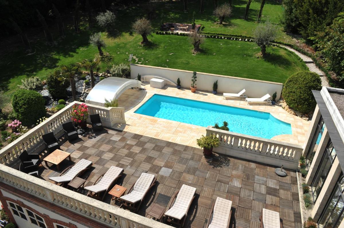 Piscine de l'établissement Hôtel La Villa Eugene ou située à proximité