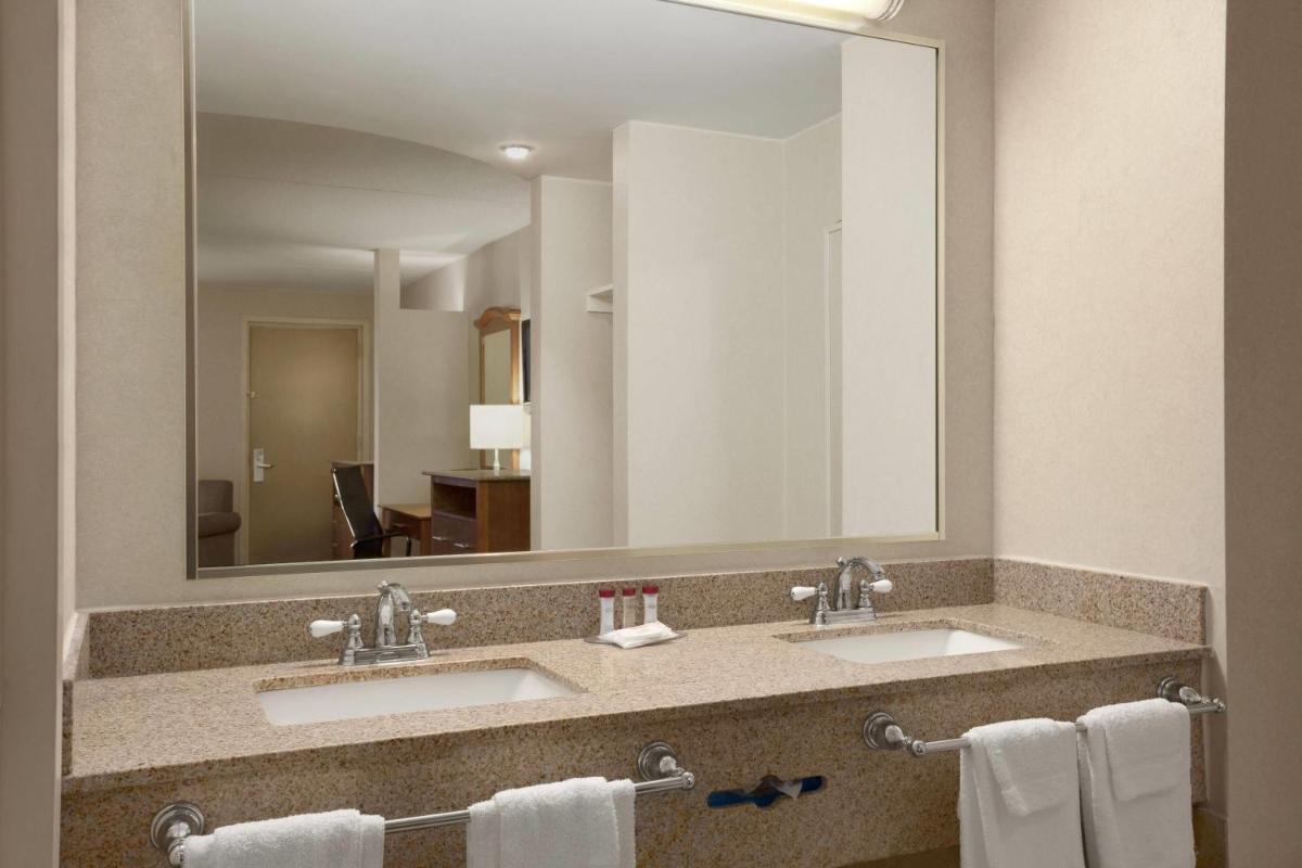 Ramada by Wyndham Rockville Centre - Housity