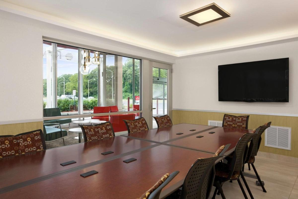 Ramada by Wyndham Rockville Centre - Housity