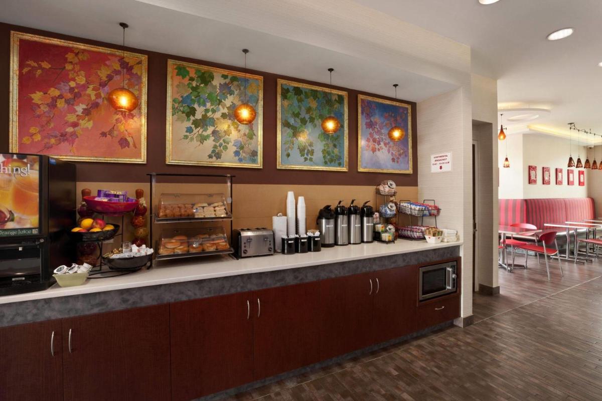 Ramada by Wyndham Rockville Centre - Housity