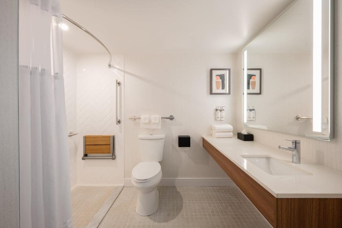 Holiday Inn & Suites Winnipeg Downtown by IHG - Hizvo