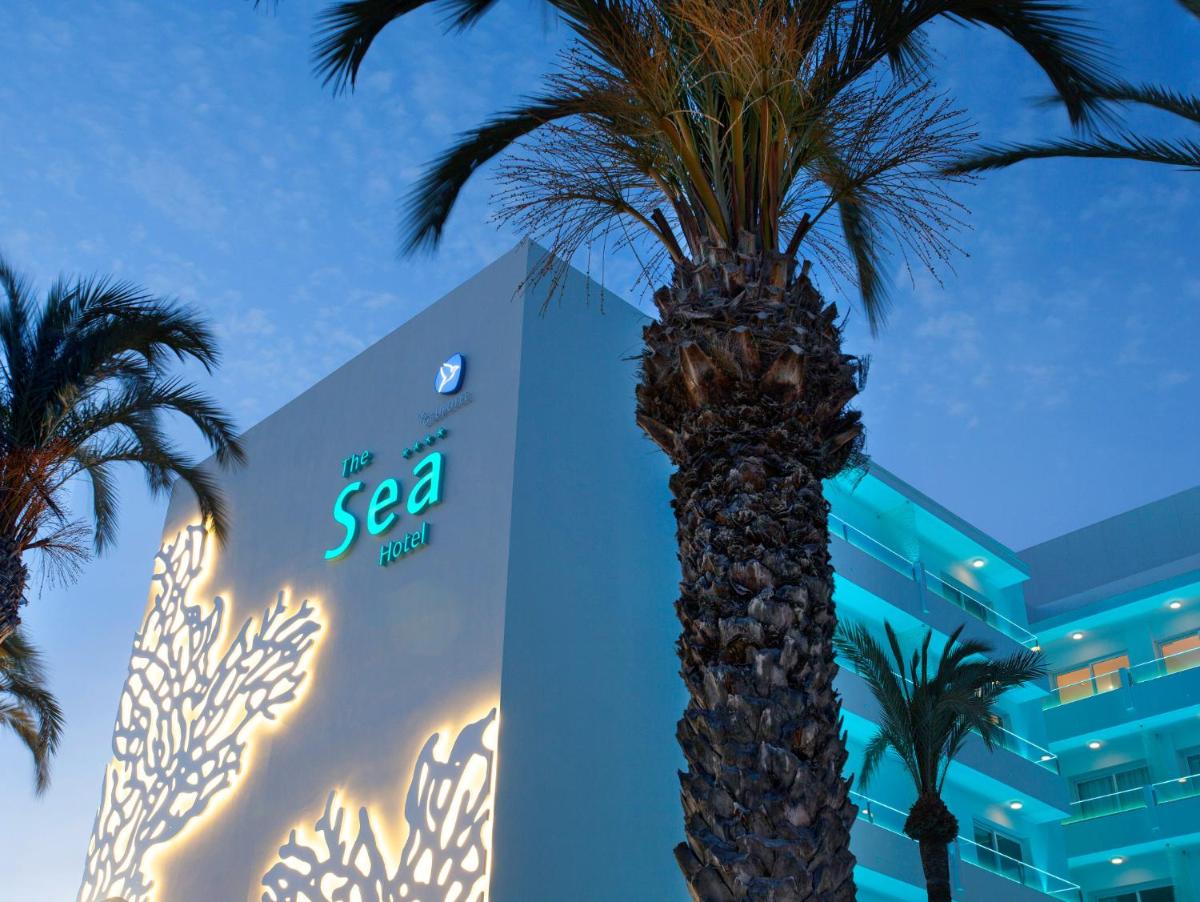 una palmera frente a un complejo marino en The Sea Hotel by Grupotel - Adults Only, en Can Picafort