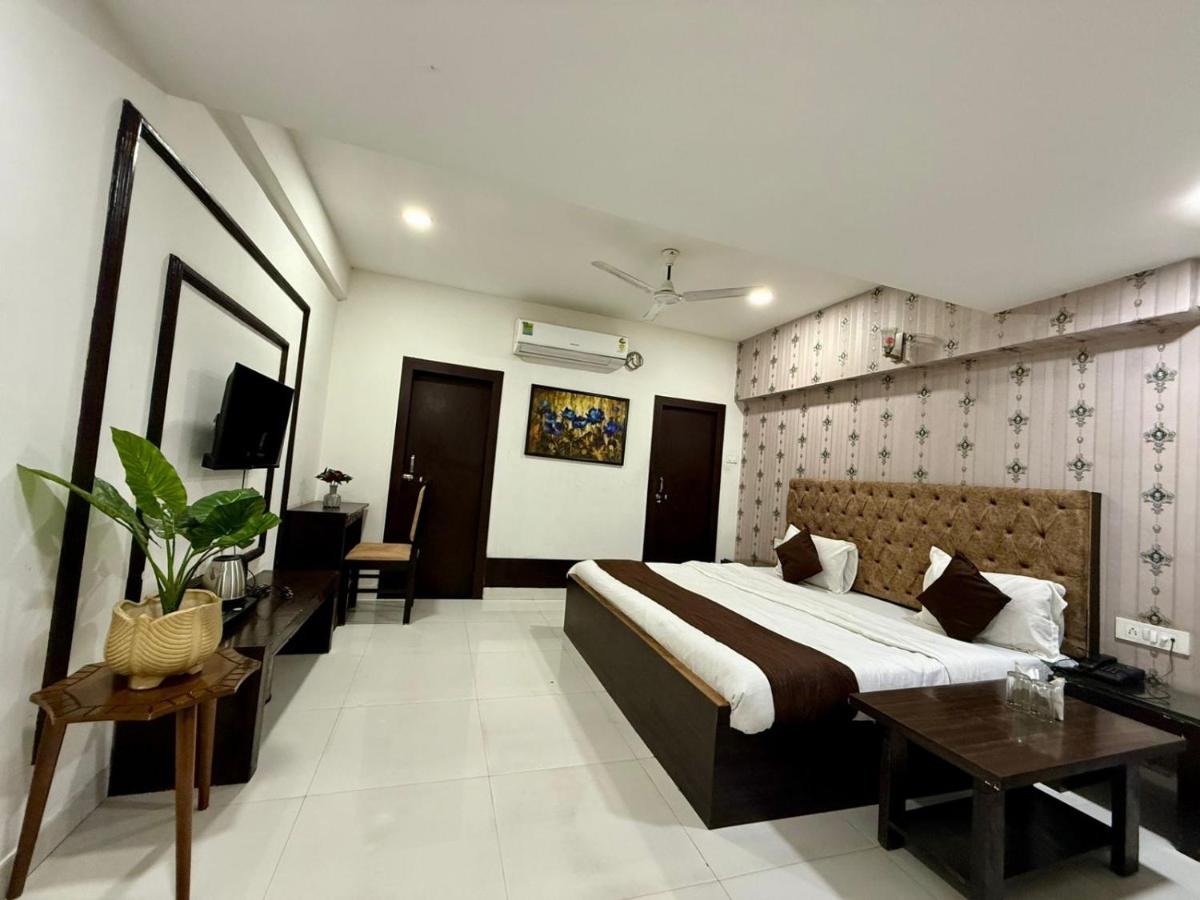 Hotel Deendayal - Housity