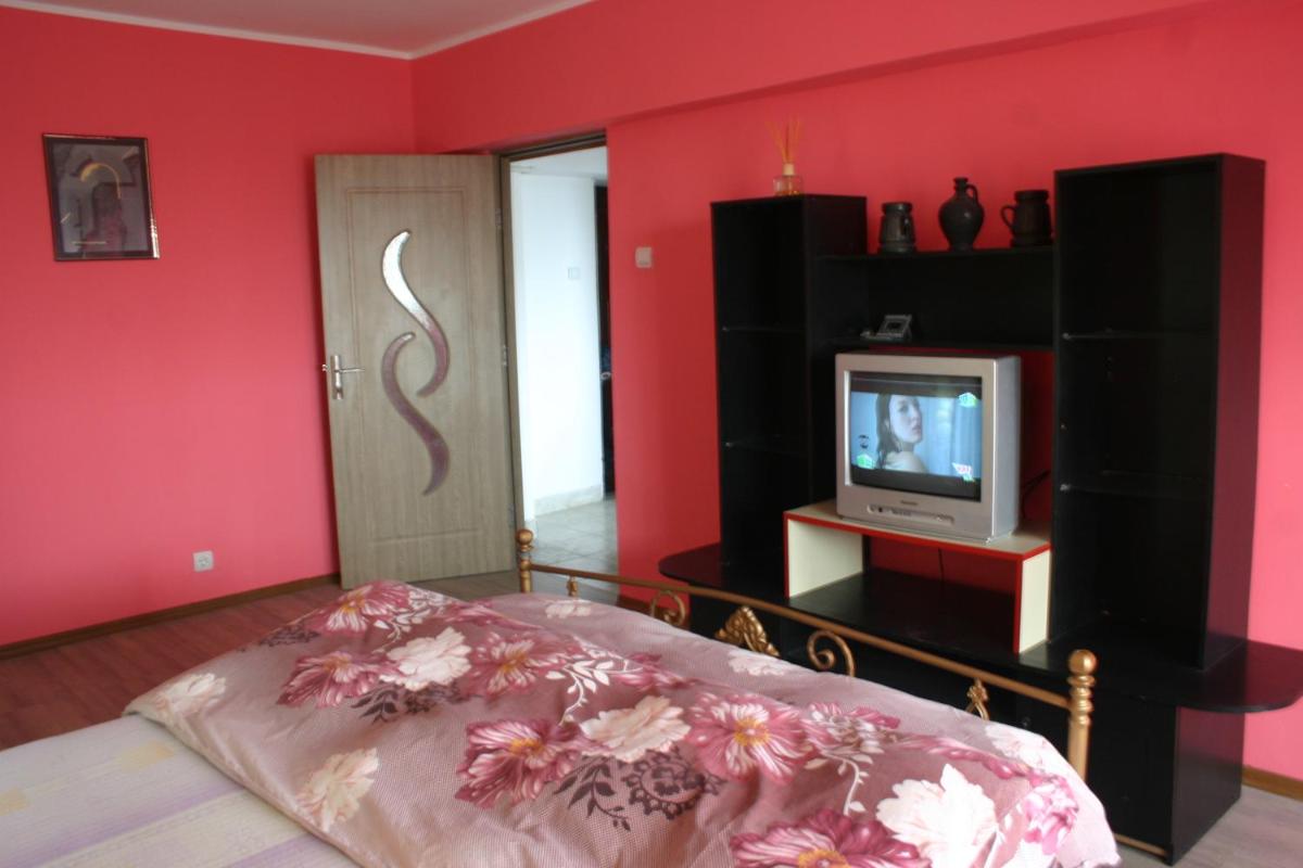 Salonul Rosu - Housity