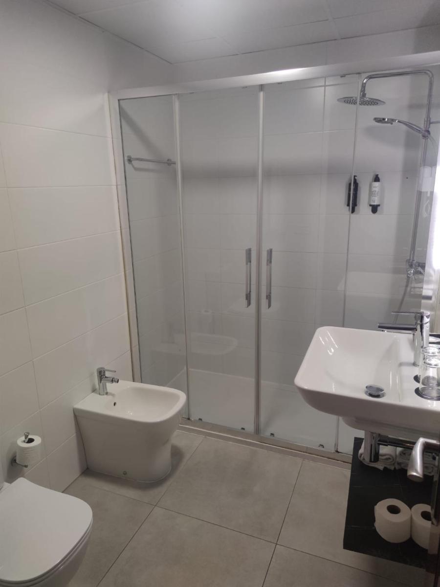 Un baño de Aparthotel Los Girasoles