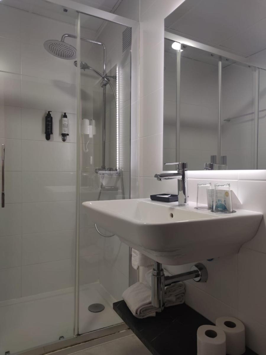 Un baño de Aparthotel Los Girasoles