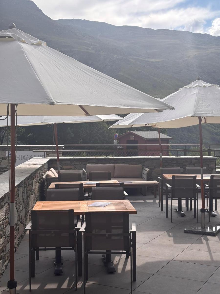 Vue générale sur la montagne ou vue sur la montagne depuis l'hôtel