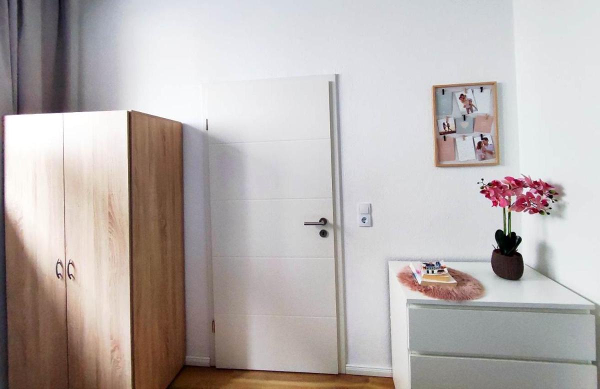 50 qm Ferienwohnung für 4 Personen, Monteure oder Geschäftsreisende, Smart-TV, WLAN, separater Eingang, 24 Std Check-in, Doppelbett, 2 Schlafsofa, 50 m bis zum Schlosspark, Lebensmittelgeschäfte in der Nähe - Housity