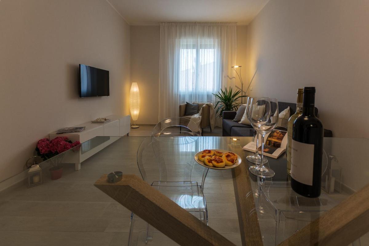 Suitetrails - St. Vitale’s Basilic view elegant apartment