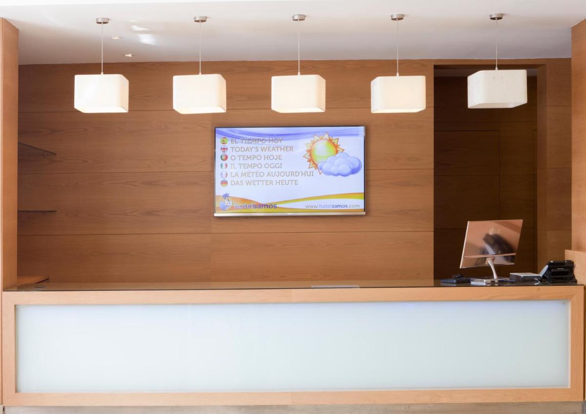 Una televisión o centro de entretenimiento en Hotel Samos