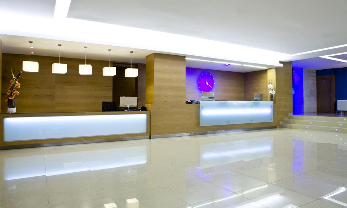 El vestíbulo o zona de recepción de Hotel Samos