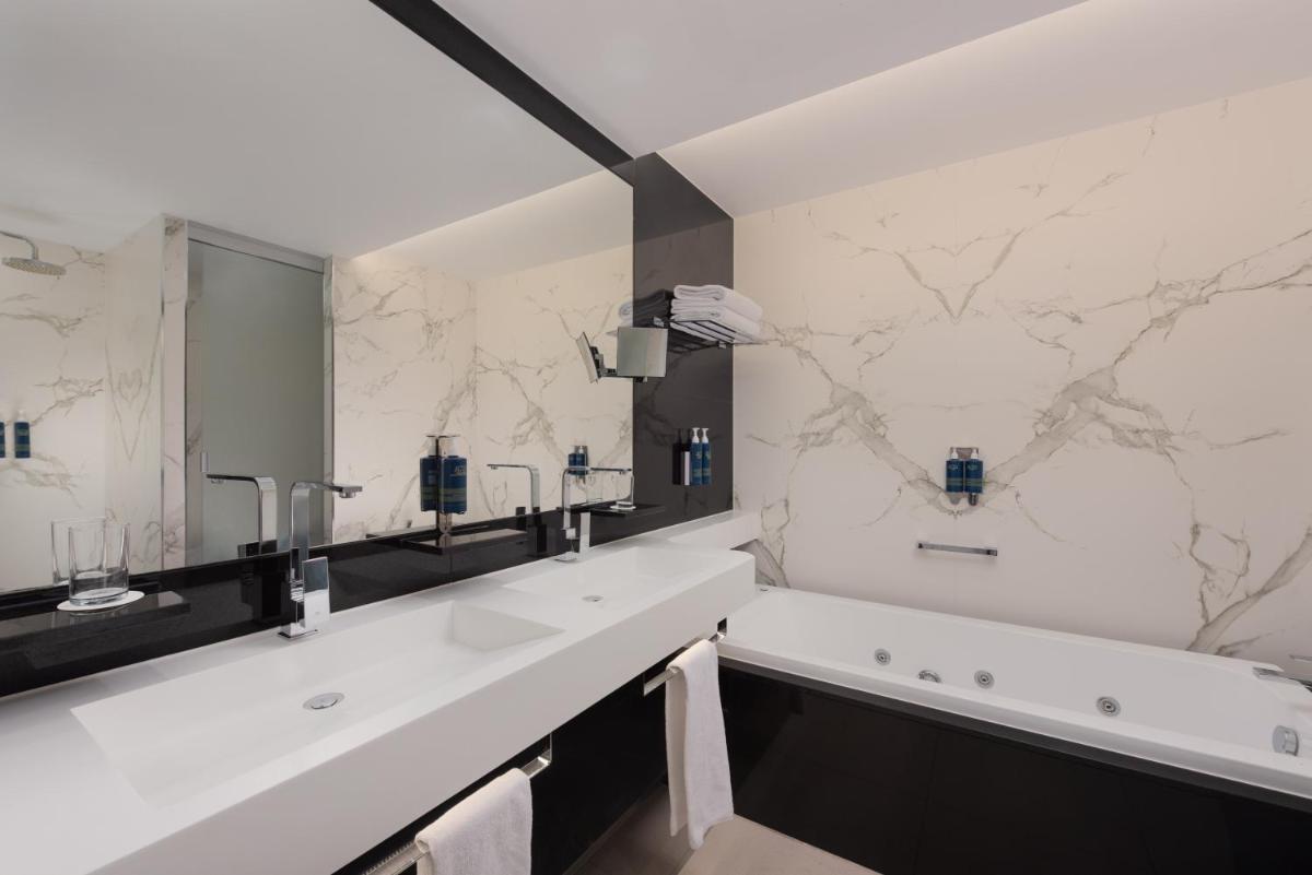 Un baño de Four Points by Sheraton Costa Blanca Resort