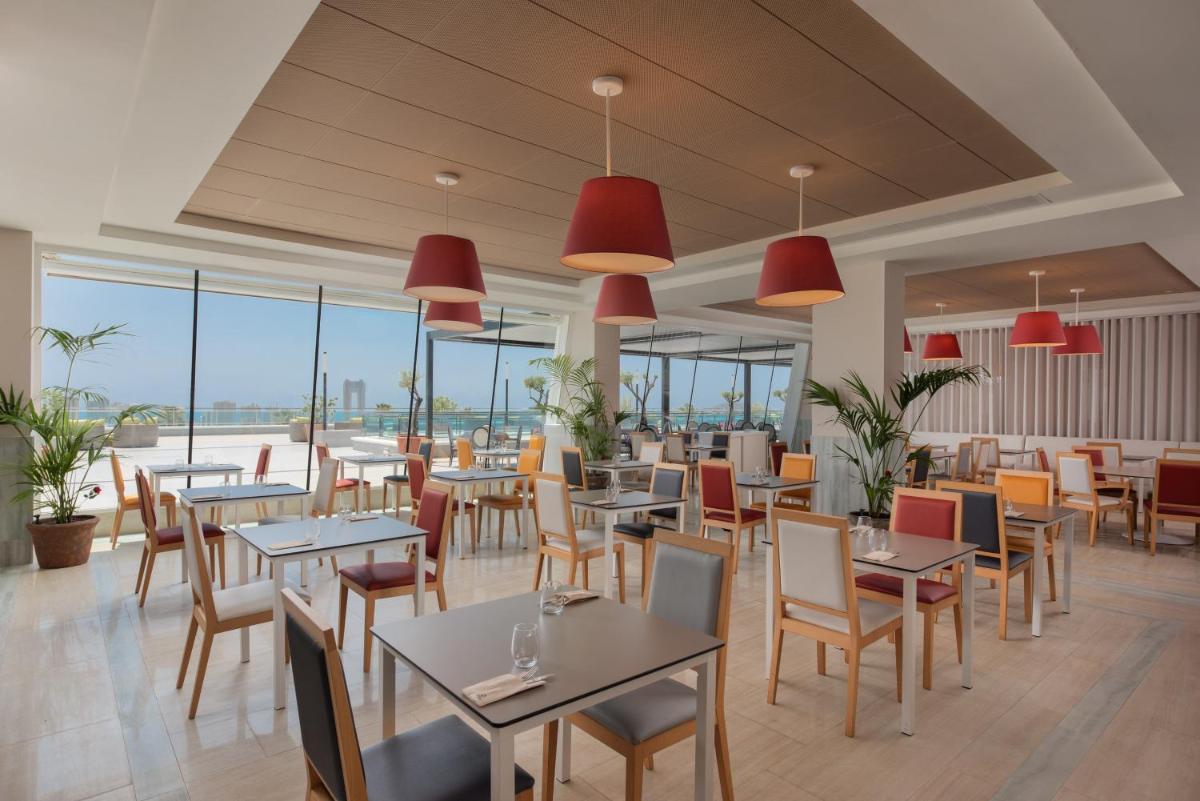Un restaurante o sitio para comer en Four Points by Sheraton Costa Blanca Resort