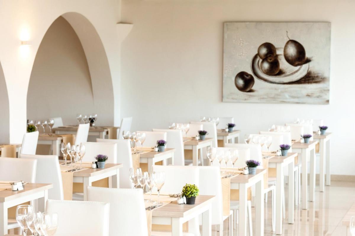 Un restaurante o sitio para comer en Grupotel Rocador - Adults Only