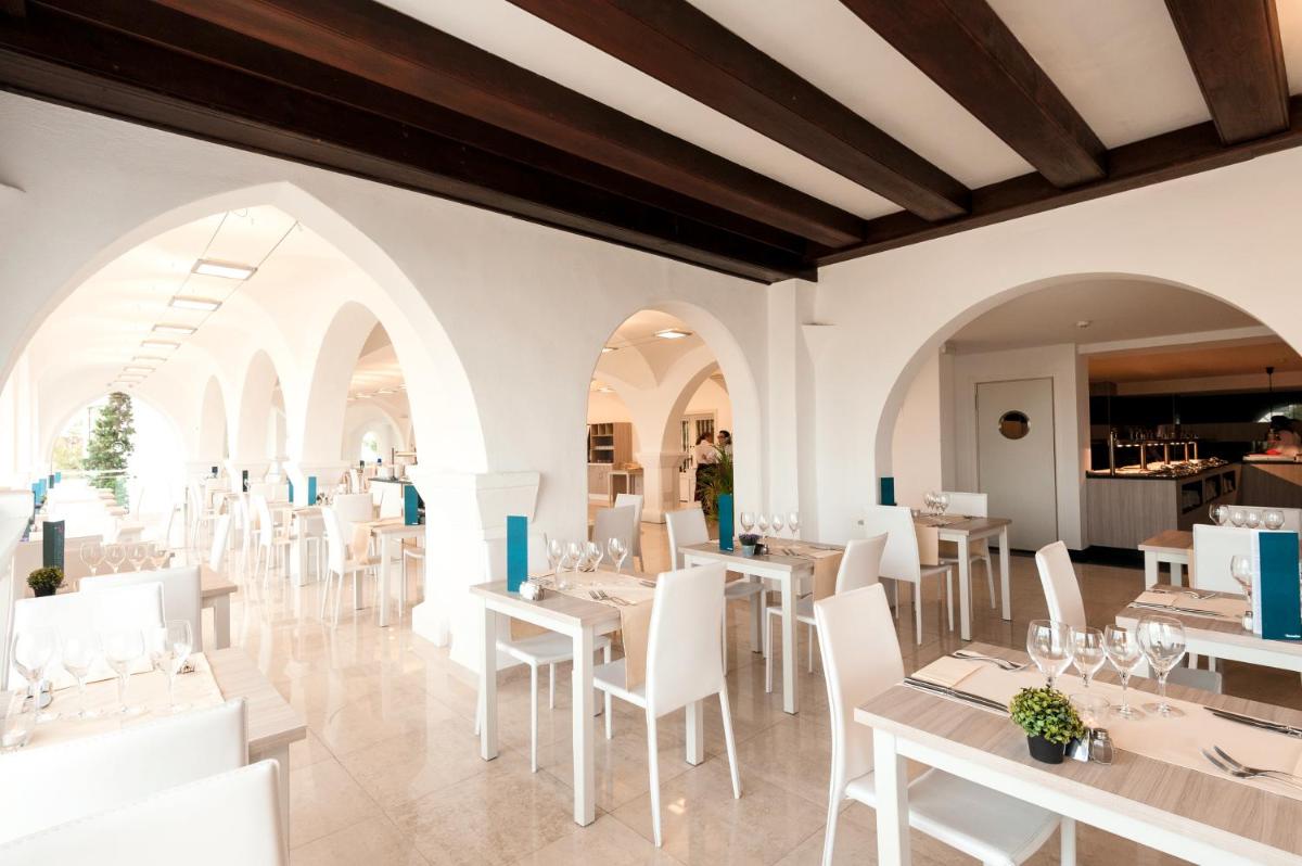 Un restaurante o sitio para comer en Grupotel Rocador - Adults Only
