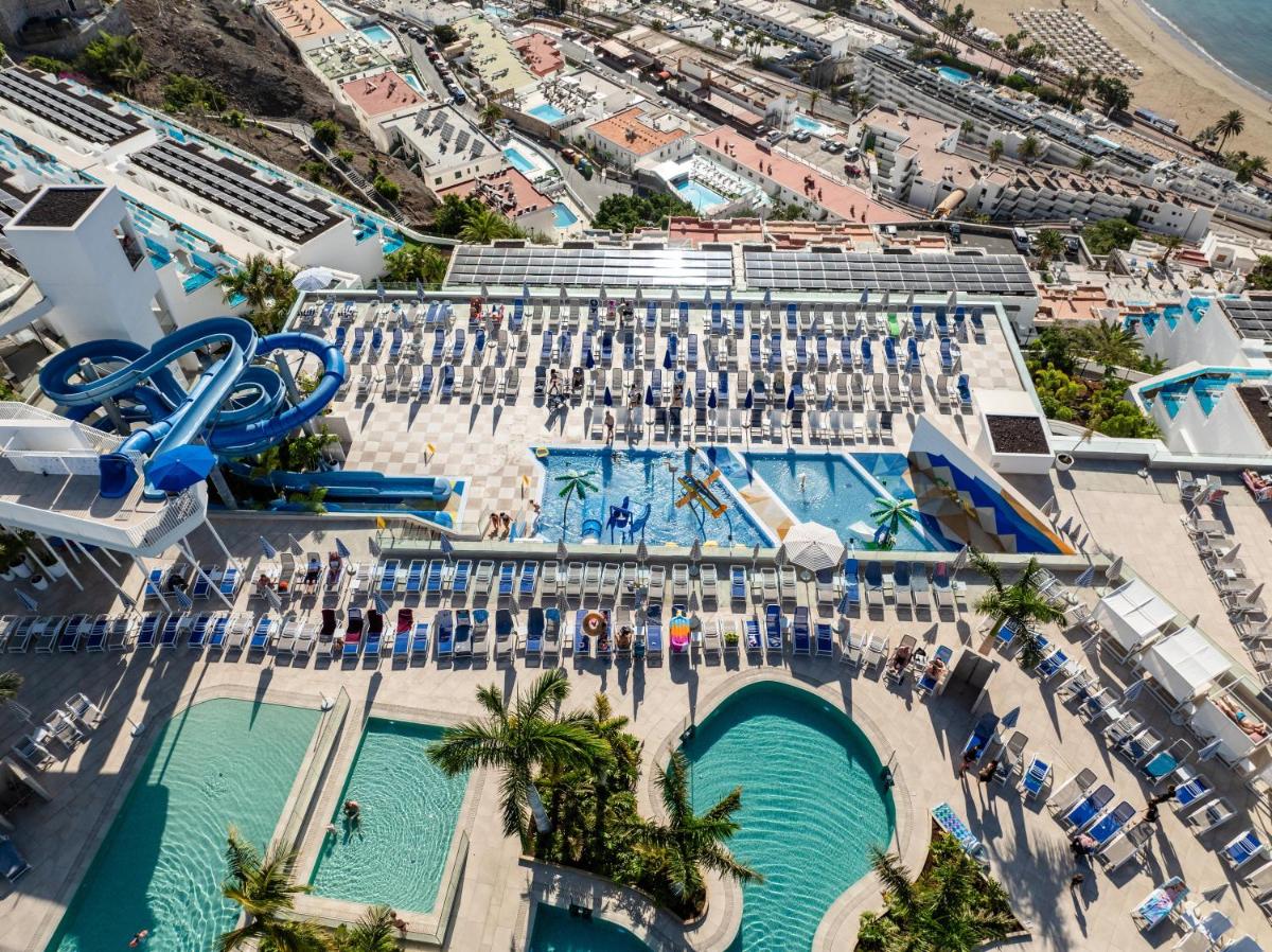 una vista aérea de la piscina en un crucero en Servatur Puerto Azul, en Puerto Rico de Gran Canaria