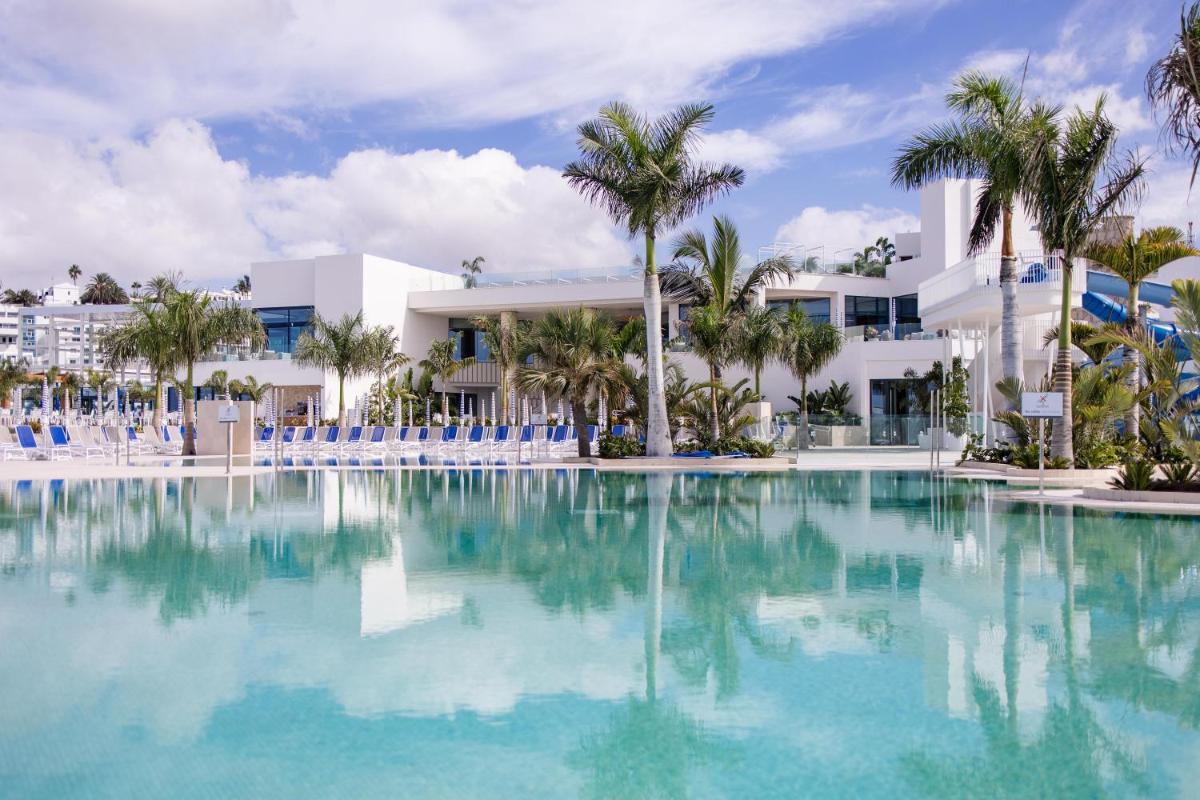 una piscina frente a un resort en Servatur Puerto Azul, en Puerto Rico de Gran Canaria