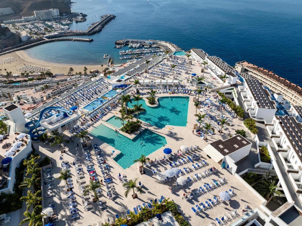 Una vista aérea de un resort con piscina y el océano. en Servatur Puerto Azul, en Puerto Rico de Gran Canaria