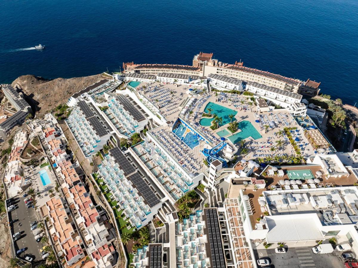 Una vista aérea de una gran ciudad junto al océano. en Servatur Puerto Azul, en Puerto Rico de Gran Canaria 145 fotos más