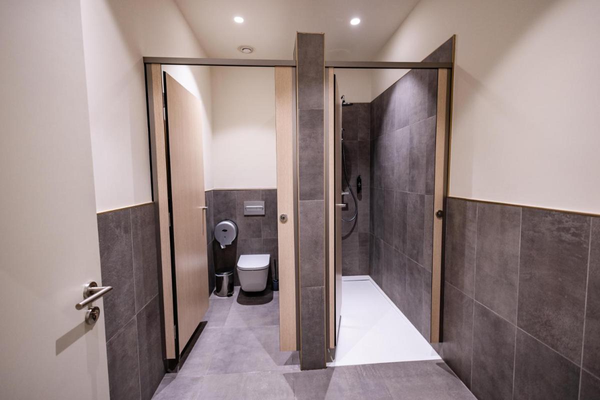 Un baño de Servatur Puerto Azul