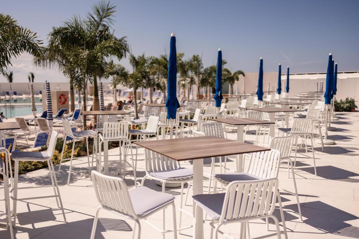 Un restaurante o sitio para comer en Servatur Puerto Azul