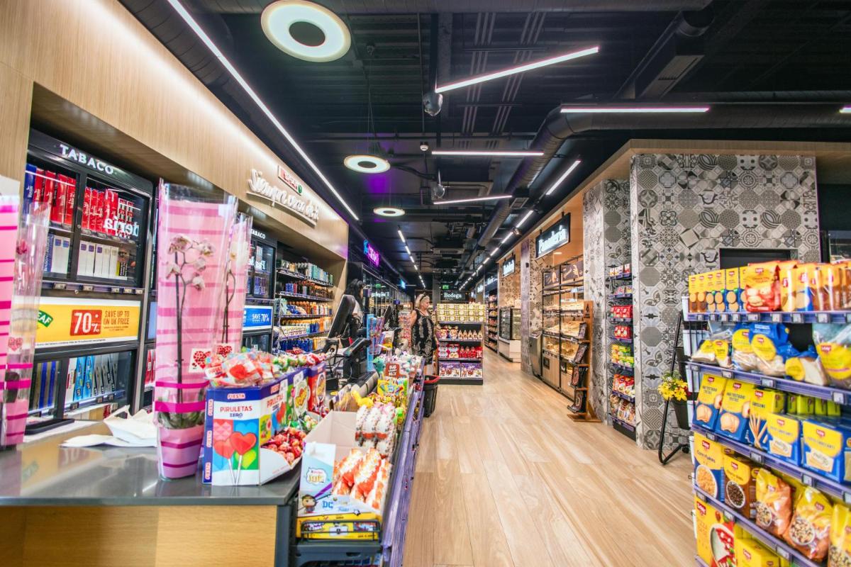Supermercado u otro tipo de tienda en el hotel o alrededores