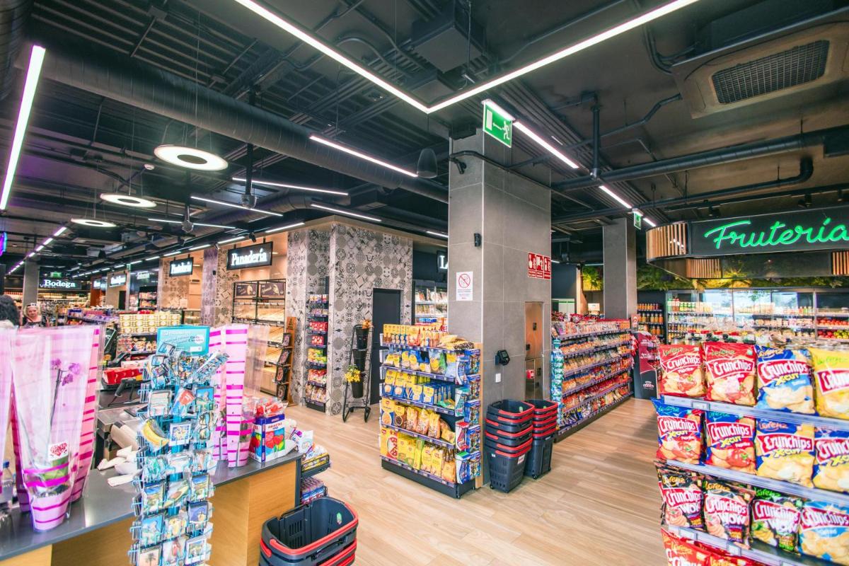 Supermercado u otro tipo de tienda en el hotel o alrededores
