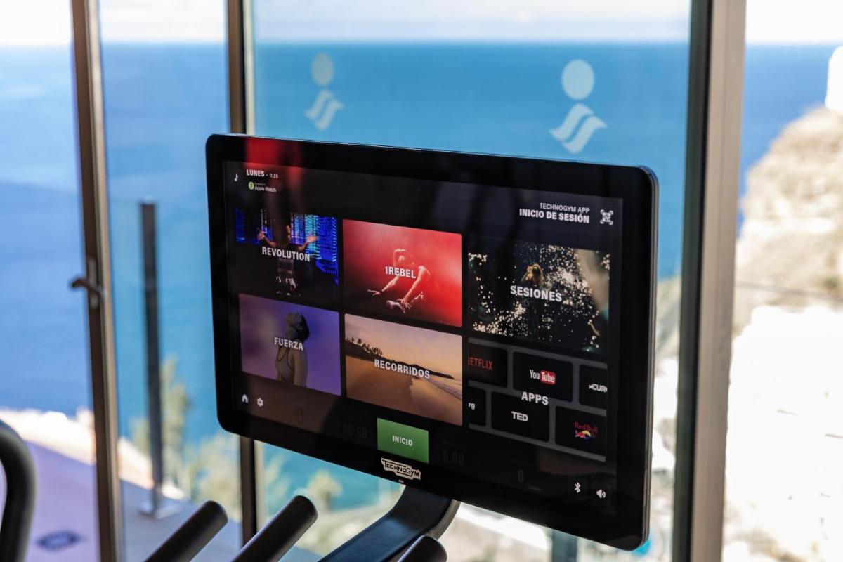 Una televisión o centro de entretenimiento en Servatur Puerto Azul