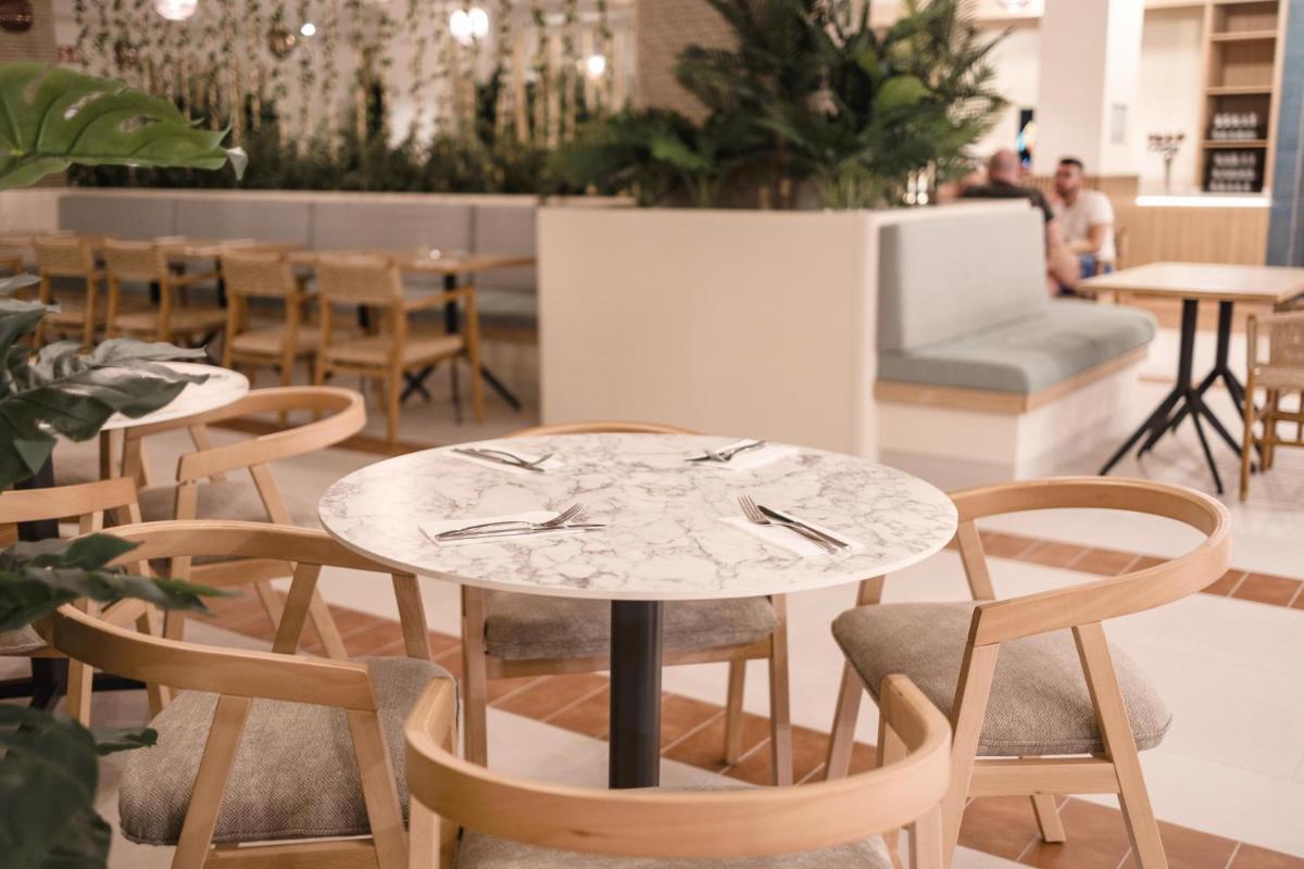 Un restaurante o sitio para comer en Servatur Puerto Azul