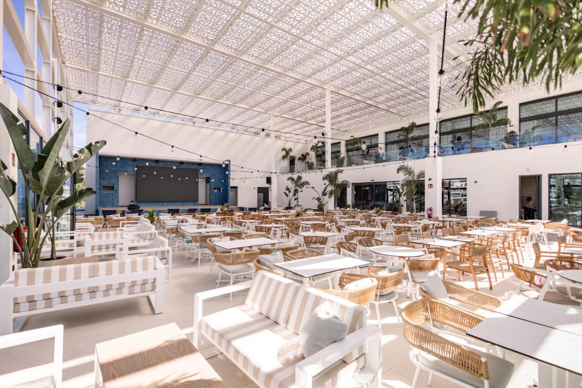 Un restaurante o sitio para comer en Servatur Puerto Azul