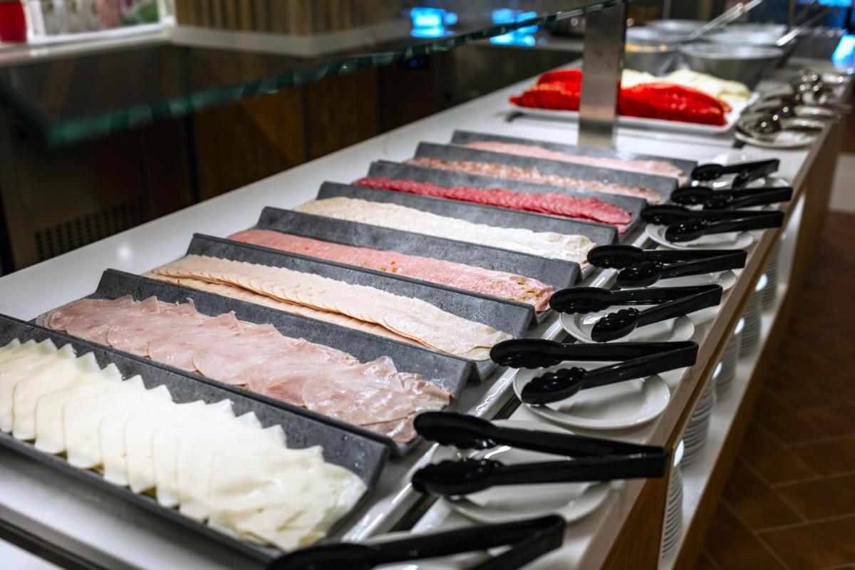 Comida en o cerca de este hotel